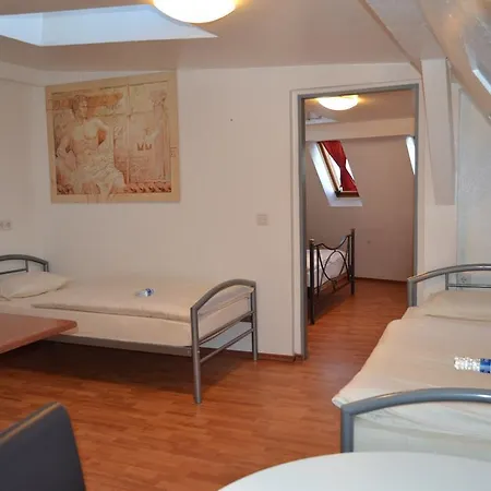 אכסניה Koelnotel Hostel, & *