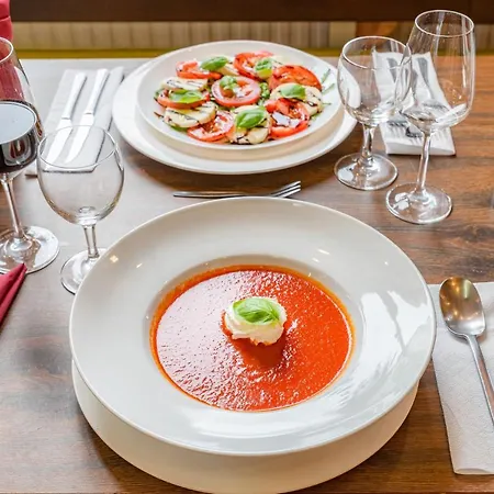 אכסניה Koelnotel Hostel, & *