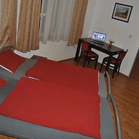 אכסניה Koelnotel Hostel, & *