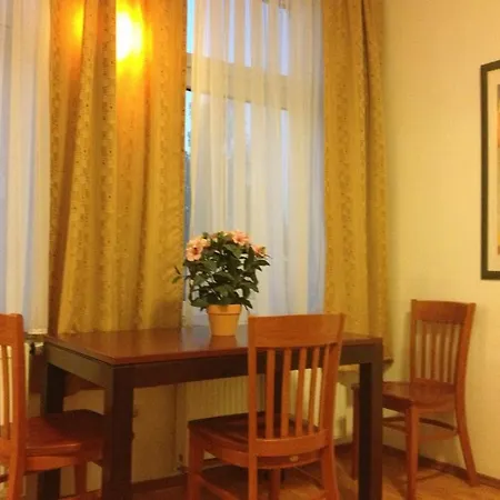 אכסניה Koelnotel Hostel, & *