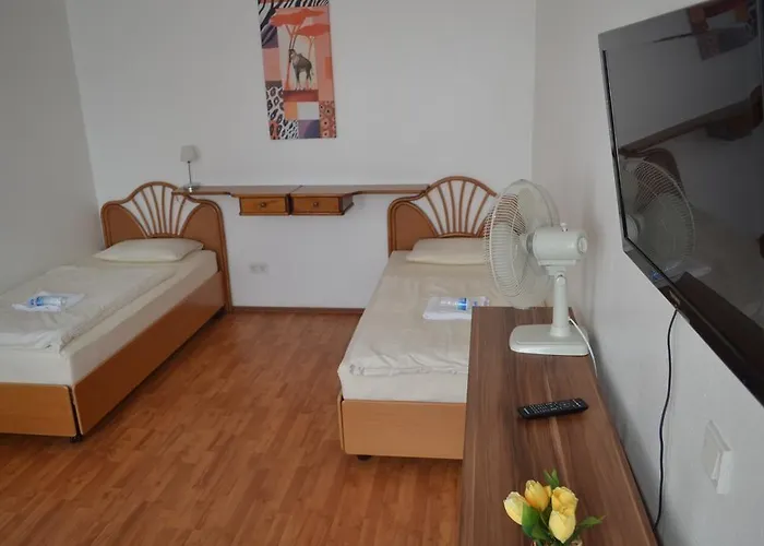 Koelnotel Hostel, & Albergue Colónia